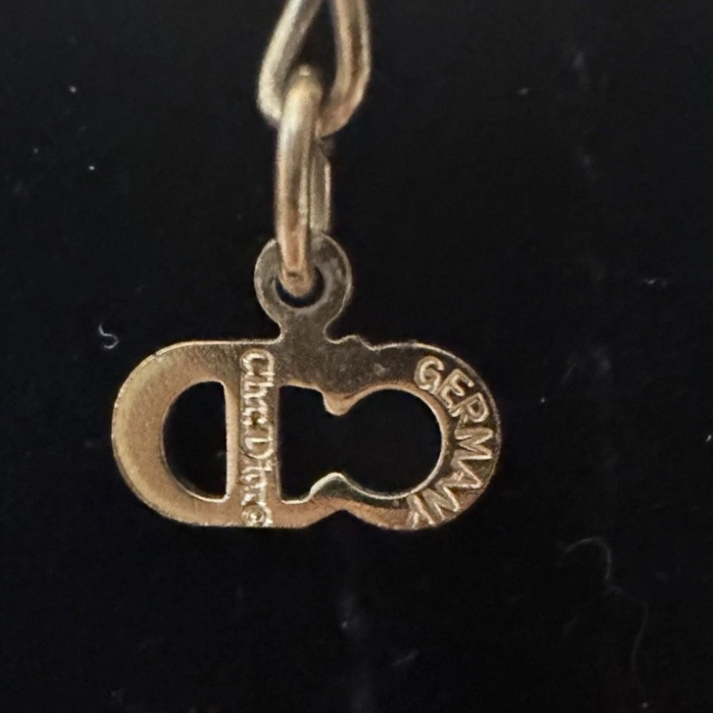 Christian Dior Logo Rhinestone
Heart Necklace Gold
Authenticated - Picture 4 of 5
